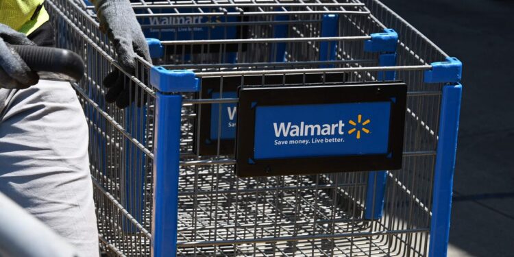 Walmart affronta pressioni sul lavoro e sulla catena di approvvigionamento sui margini nonostante i guadagni battuti e l’ottimismo delle vacanze, affermano gli analisti