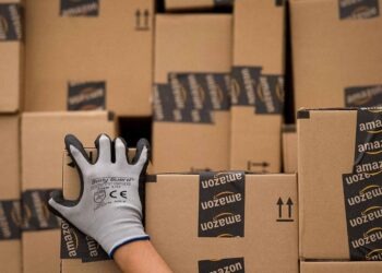 Amazon annuncia un salario minimo di $ 15 per tutti i dipendenti statunitensi