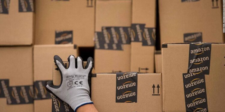 Amazon annuncia un salario minimo di $ 15 per tutti i dipendenti statunitensi