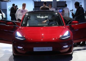 Tesla calma i timori con forti numeri di vendita
