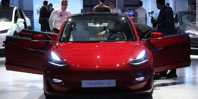 Tesla calma i timori con forti numeri di vendita